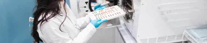 Zahntechnikerin an Zahntechnischer-Maschine